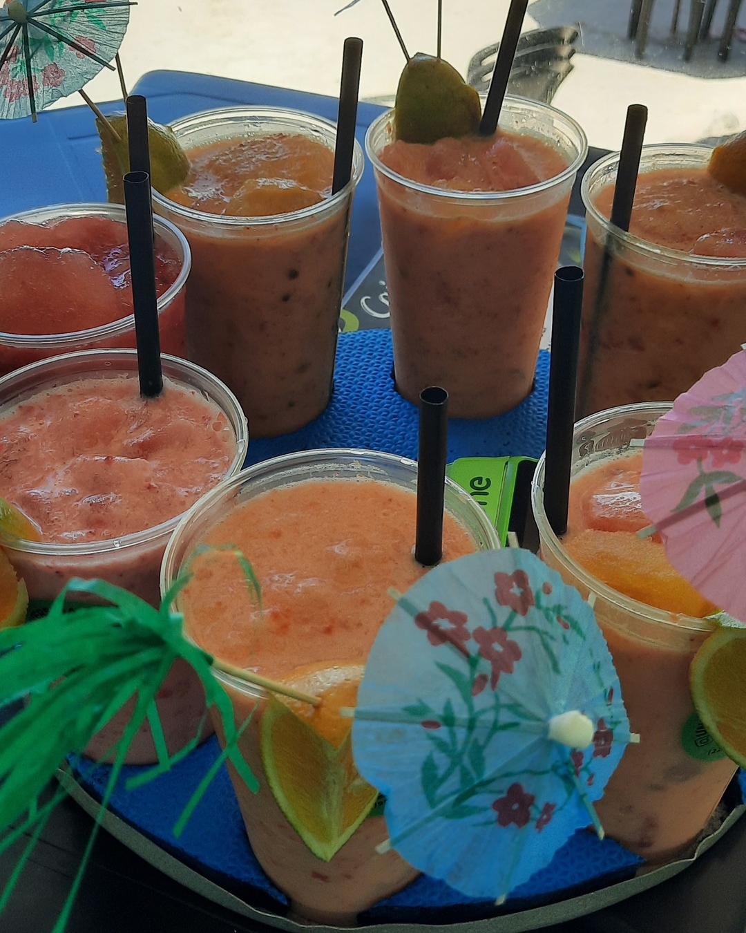 Bandeja cheia de caipirinhas de frutas com sombrinhas
