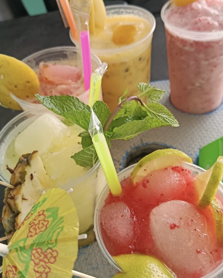 Bandeja com caipirinhas de abacaxi, limão e morango